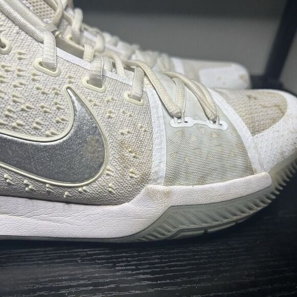 Nike Kyrie 3 White Chrome Silver Low Cut Mens Basketball 852395-103 Size 11.5 - Picture 3 of 15